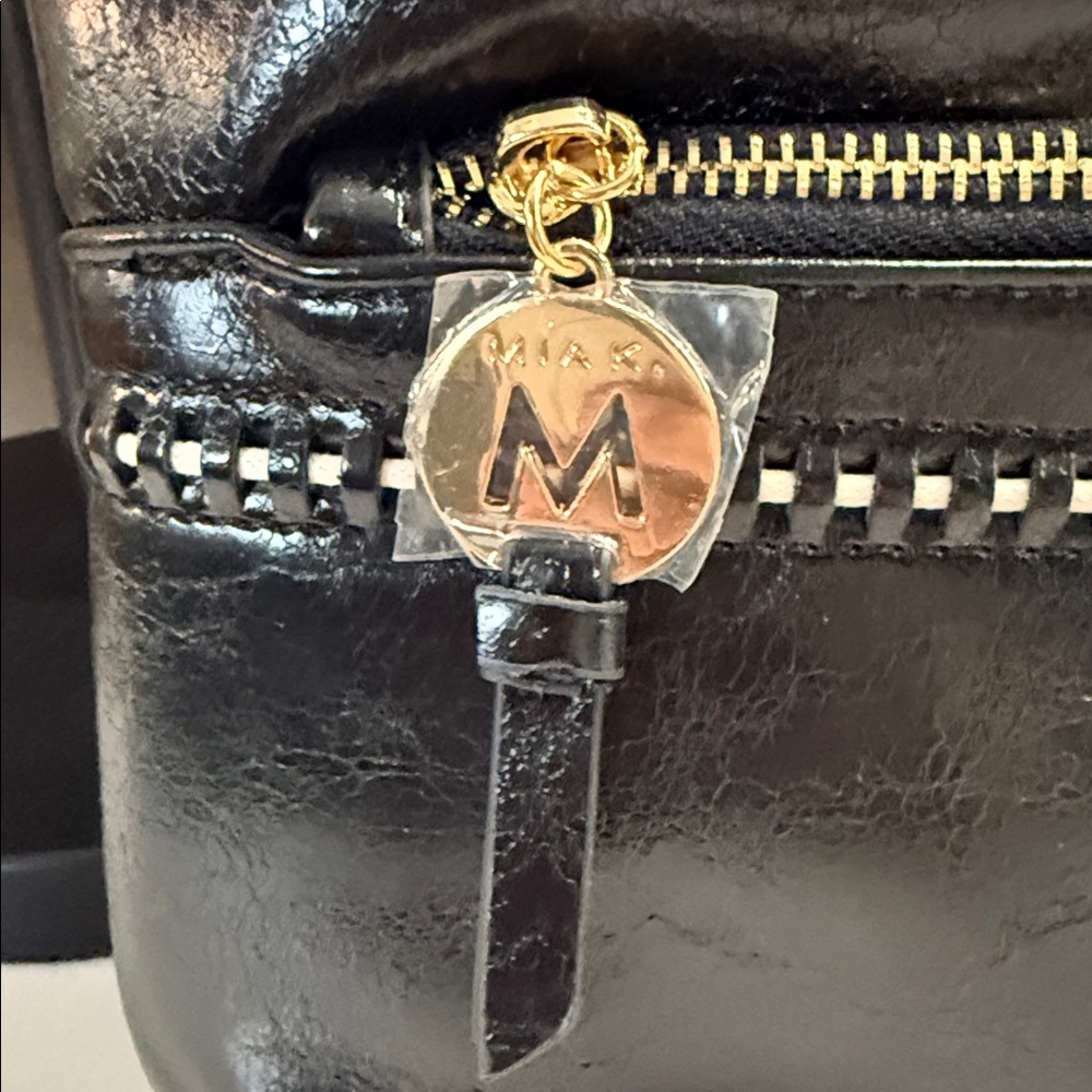 MIA K COLLECTION Chic Black Crossbody Bag with Gold Zipper Detail - Picture 3 of 11